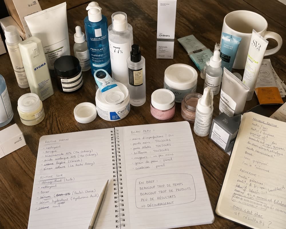 Des dizaines de produits peau grasse testés et un carnet de notes : trop de produits, peu de résultats
